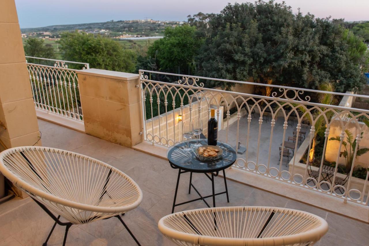 The Carob Tree Bed & Breakfast Victoria Exterior photo